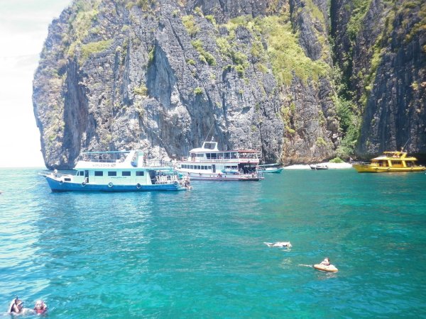  Full day Phi Phi Island by Cruise + Snorkeling + Fantasea Show dinner (B/L/D)