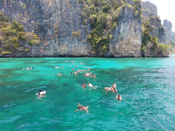 Full day Phi Phi Island by Cruise + Snorkeling + fantasea show   (B/L/D)